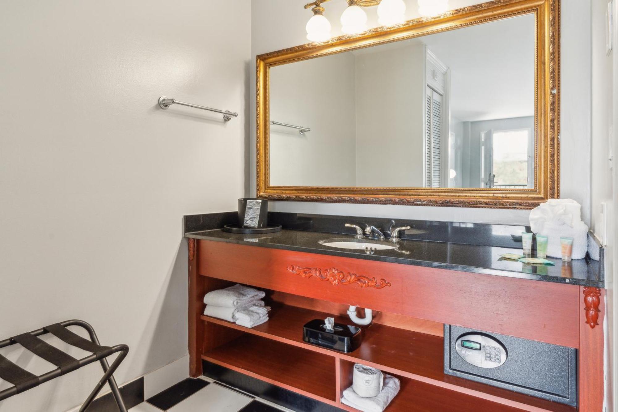 Maison St. Charles Hotel 3*